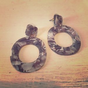 Trendy marbled grey earrings